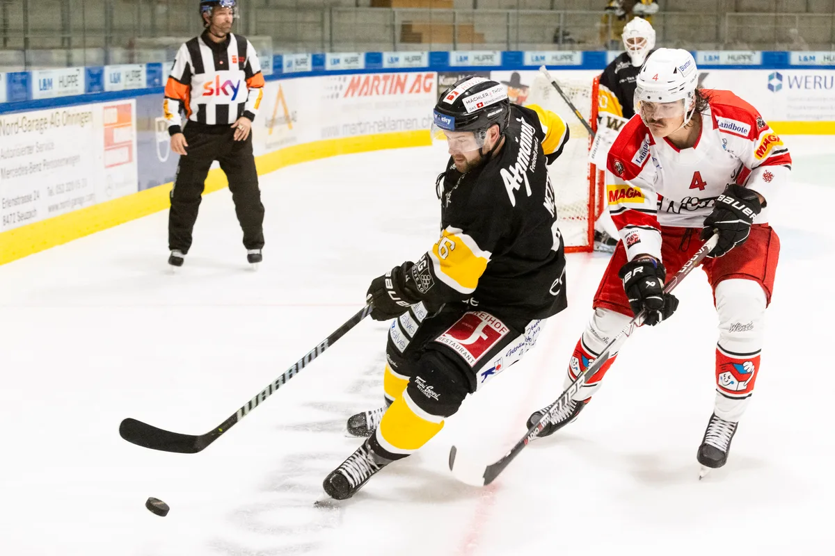 EHC Wetzikon vs. EHC Winterthur - Schwarz 56: Thomas Mettler, Weiss 4: Jayson Ren - Foto: Roger Hofstetter